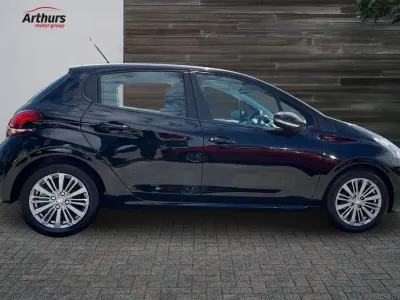 Used Peugeot 208 Signature Sky 82 HP (60 kW) 2018 Black Hatchback