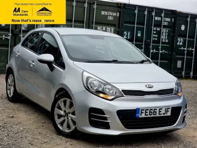 Begagnad Kia Rio 107 HK (78 kW) 2016 Silver Halvkombi