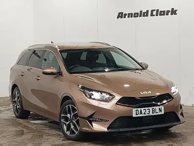 Używany Kia Ceed 158 KM (116 kW) 2023 Brązowy Hatchback