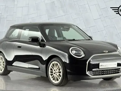 Usado Mini Cooper Hatch 133 kW (181 CV) 2024 Negro Utilitario