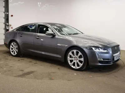 Usado Jaguar XJ Portfolio 300 HP (220 kW) 2017 Cinzento Sedan