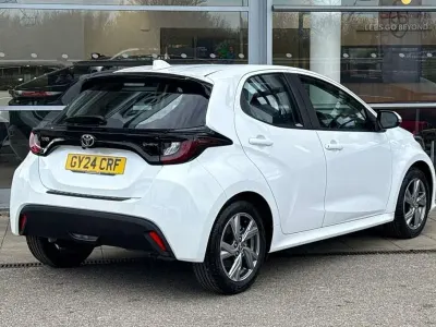 Używany Toyota Yaris Hybrid 113 KM (83 kW) 2024 Biały Hatchback