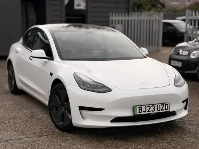 Używany Tesla Model 3 RWD 208 kW (283 KM) 2023 Biały Sedan/Limuzyna