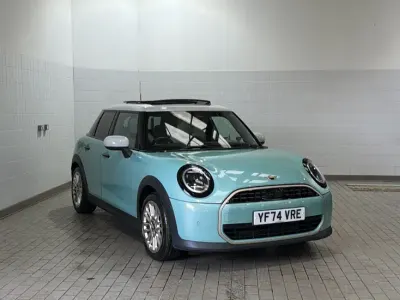 Usado Mini Cooper Hatch 154 HP (113 kW) 2024 Verde Citadino