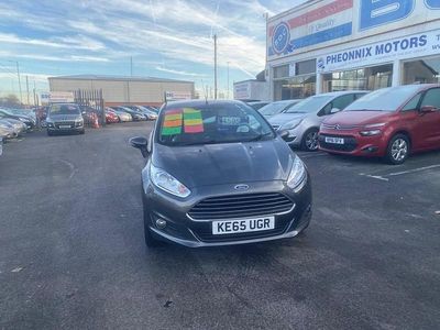 Usado Ford Fiesta Zetec 82 HP (60 kW) 2015 Cinzento Citadino