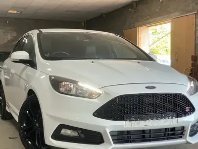 Used Ford Focus ST 250 HP (183 kW) 2016 White Hatchback
