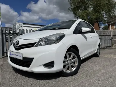 Begagnad Toyota Yaris 69 HK (50 kW) 2013 Vit Halvkombi