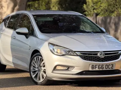Używany Vauxhall Astra Elite 136 KM (100 kW) 2016 Srebrny Hatchback