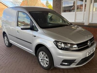 Usado VW Caddy Highline 102 HP (75 kW) 2019 Prateado Monovolume