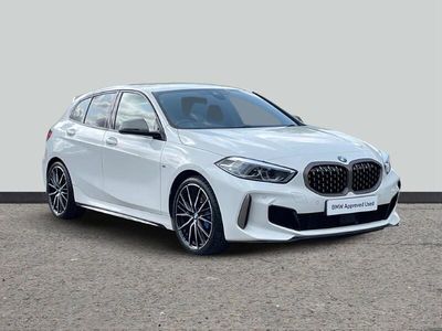 Begagnad BMW M135 Comfort Edition 306 HK (225 kW) 2021 Vit Halvkombi