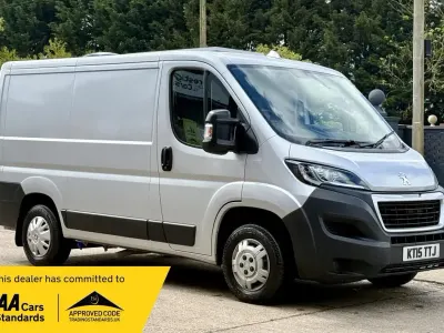 Usado Peugeot Boxer 110 CV (80 kW) 2015 Plateado Van