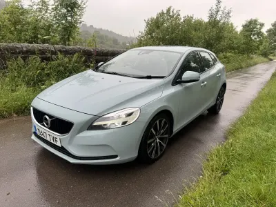 Used Volvo V40 Momentum 120 HP (88 kW) 2017 Blue Hatchback
