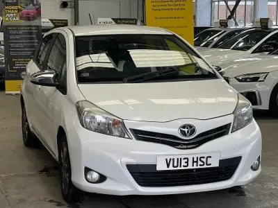 Begagnad Toyota Yaris Trend 99 HK (72 kW) 2013 Vit Halvkombi