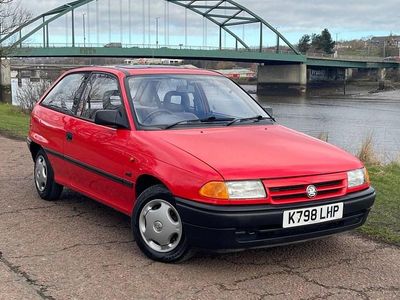 Used Vauxhall Astra 82 HP (60 kW) 1993 Red Hatchback