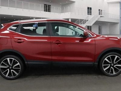 Magnetic red Used 2016 Nissan Qashqai Tekna SUV | £9,475 (Fair price)