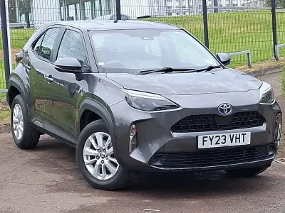 Usado Toyota Yaris Hybrid 116 HP (85 kW) 2023 Cinzento Carrinha