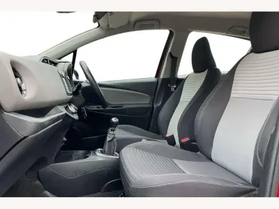 Używany Toyota Yaris 111 KM (81 kW) 2019 Czerwony Hatchback
