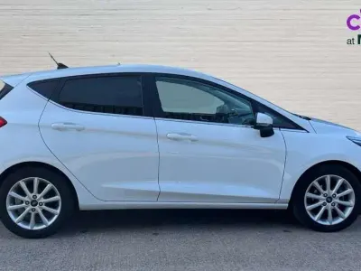 Usado Ford Fiesta Titanium 100 CV (73 kW) 2018 Blanco Utilitario