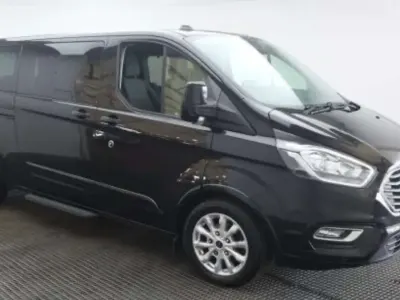 Begagnad Ford Tourneo Titanium 130 HK (95 kW) 2022 Svart Minibuss