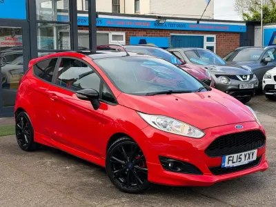 Usado Ford Fiesta Zetec 140 HP (102 kW) 2015 Vermelho Citadino