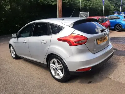 Used Ford Focus Zetec 125 HP (91 kW) 2016 Moondust silver Hatchback