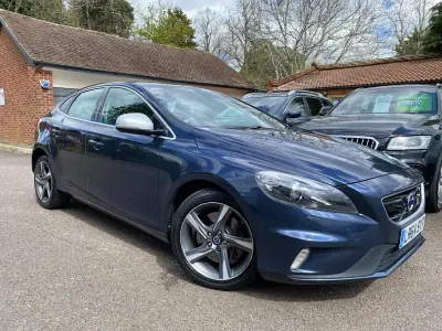 Begagnad Volvo V40 R-Design 190 HK (139 kW) 2014 Blå Halvkombi
