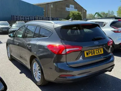 Usado Ford Focus Titanium 125 HP (91 kW) 2018 Cinzento Carrinha