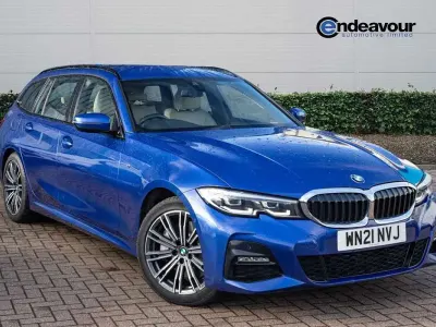 Begagnad BMW 330e M Sport 2021 Blå Kombi