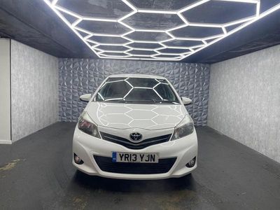 Used Toyota Yaris SR 99 HP (72 kW) 2013 White Hatchback