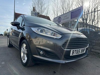 Używany Ford Fiesta Zetec 82 KM (60 kW) 2015 Szary Hatchback