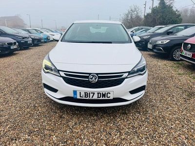 Used Vauxhall Astra Design Edition 105 HP (77 kW) 2017 White Hatchback
