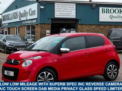 Begagnad Citroën C1 Shine 72 HK (52 kW) 2021 Röd Halvkombi