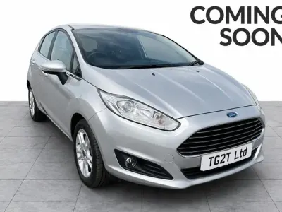 Usado Ford Fiesta Zetec 82 CV (60 kW) 2015 Plateado Utilitario