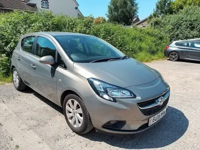Usado Vauxhall Corsa Design Edition 90 HP (66 kW) 2015 Castanho Citadino
