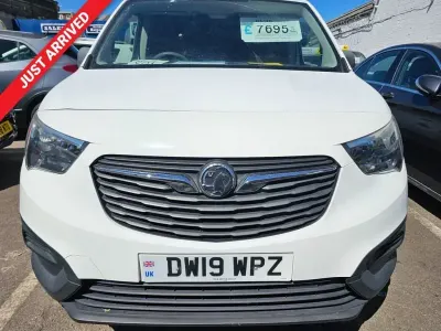 Second-hand Vauxhall Combo Edition 75 CP (55 kW) 2019 Alb Monovolum