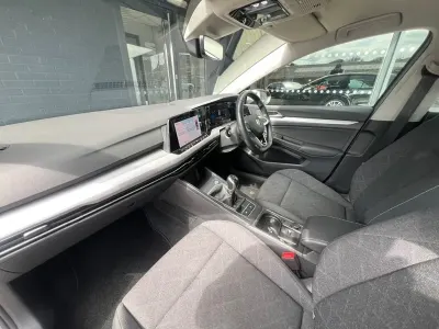 Begagnad VW Golf VIII Life 128 HK (94 kW) 2022 Grå Halvkombi