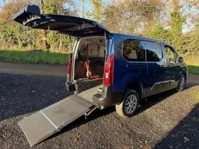 Używany Citroën Berlingo Feel 2024 Niebieski Minivan