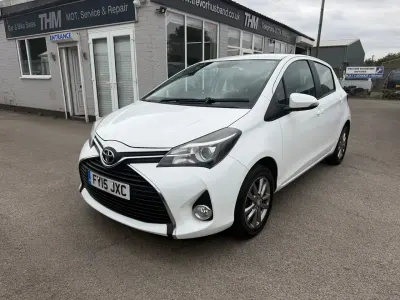 Used Toyota Yaris 99 HP (72 kW) 2015 White Hatchback