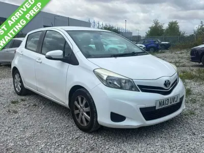 Used Toyota Yaris Multidrive S 101 HP (74 kW) 2013 White Hatchback