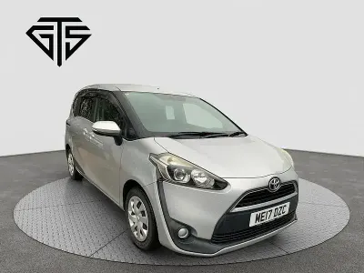 Usado Toyota Sienta 2025 Plateado Monovolumen
