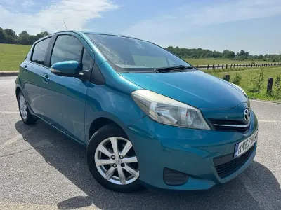 Used Toyota Yaris 99 HP (72 kW) 2012 Turquoise Hatchback
