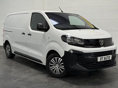 Second-hand Vauxhall Vivaro S 2024 Alb Monovolum