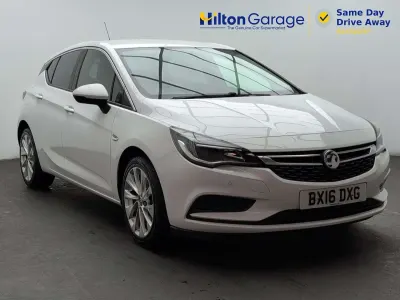 Used Vauxhall Astra Design Edition 105 HP (77 kW) 2016 White Hatchback