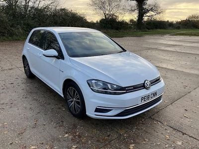White Used 2018 VW Golf VII SE Hatchback | £9,495 (Fair price)