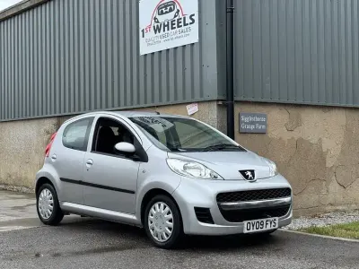 Used Peugeot 107 68 HP (50 kW) 2009 Silver Hatchback