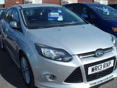 Begagnad Ford Focus Zetec 125 HK (91 kW) 2013 Silver Halvkombi