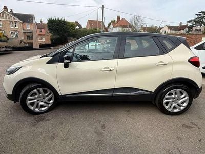Used Renault Captur Dynamique 90 HP (66 kW) 2014 Cream and black SUV