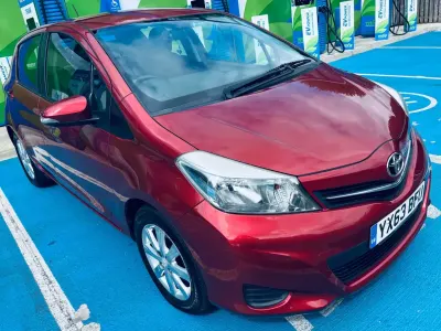 Used Toyota Yaris 99 HP (72 kW) 2013 Red Hatchback