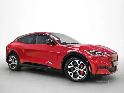Begagnad Ford Mustang Extended Range 351 HK (258 kW) 2023 Röd Halvkombi