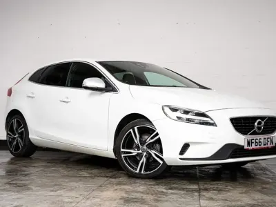Used Volvo V40 R-Design Pro 120 HP (88 kW) 2016 White Hatchback